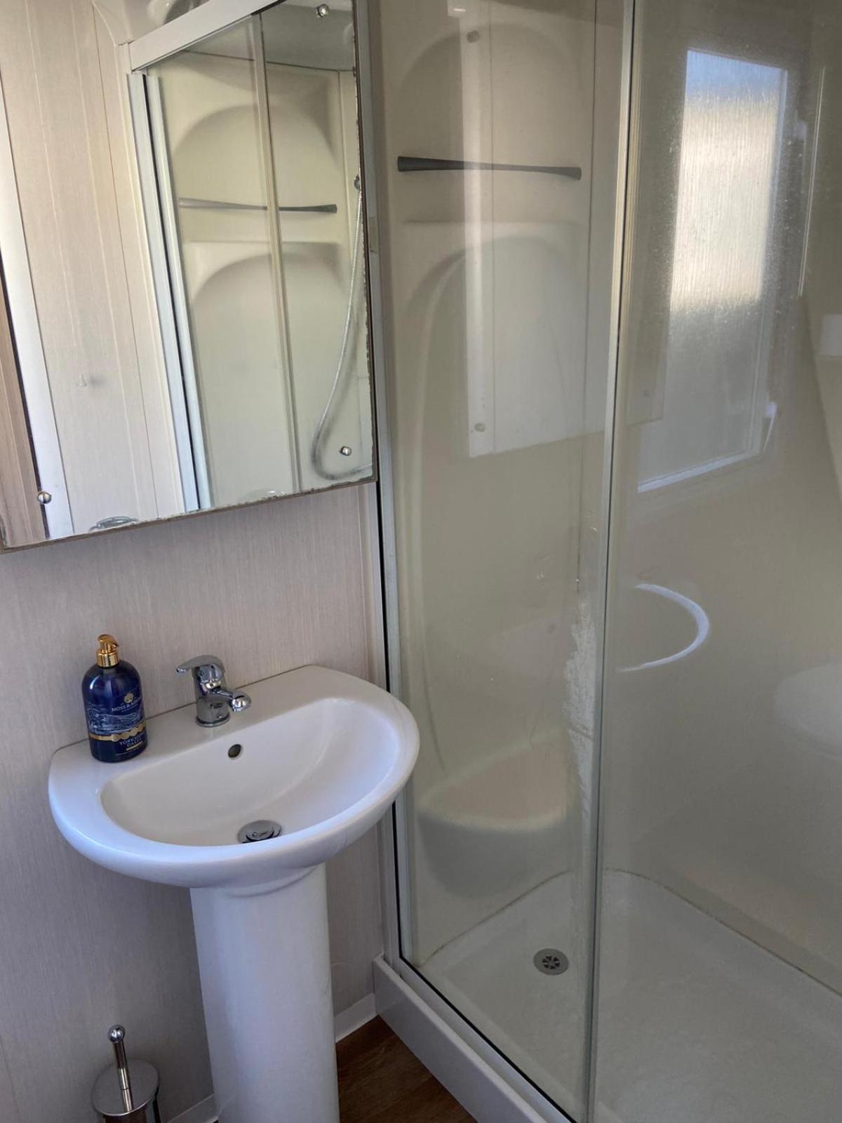 Ger-y-bwlch - Spacious Static On 5star Site With Swimming Pool Apartment Benllech